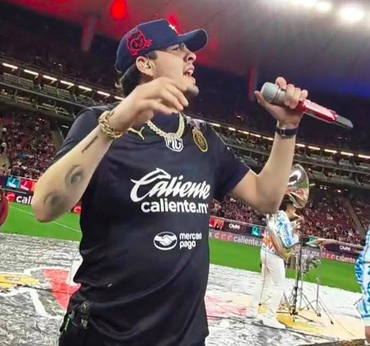 Beto Vega sorprendió con brillante actuación en el medio tiempo del juego Chivas-Tigres